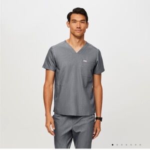 Men’s Figs Chisec Three-Pocket Scrub Top in Graphite | Size L